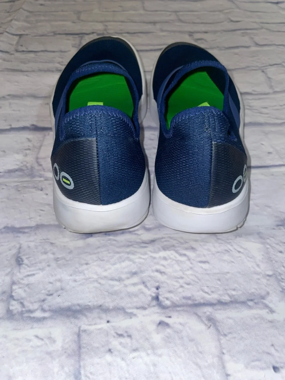 OOFOS OOmg EEZEE Low Recovery Navy and White. Size 11